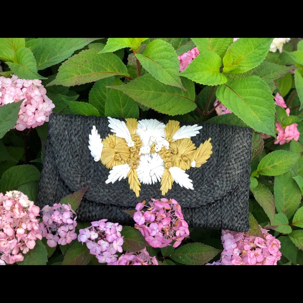 Straw flowered clutch